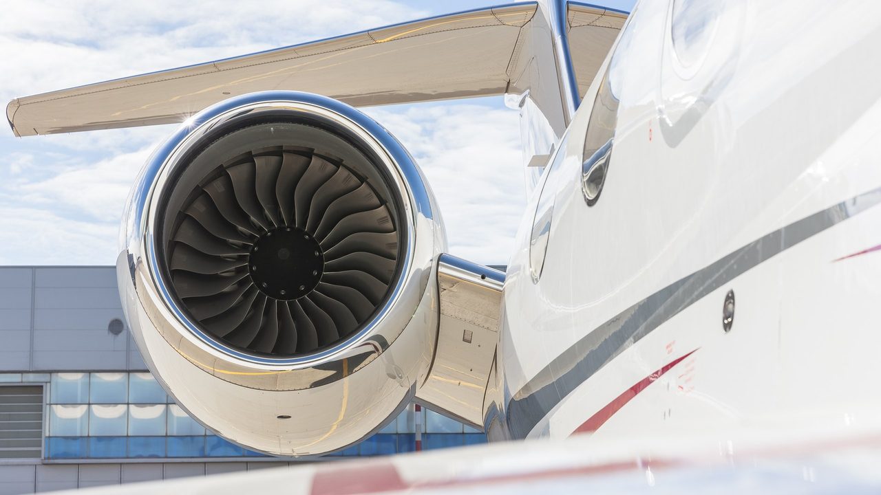 Engine hourly-cost programmes and the price of an aircraft