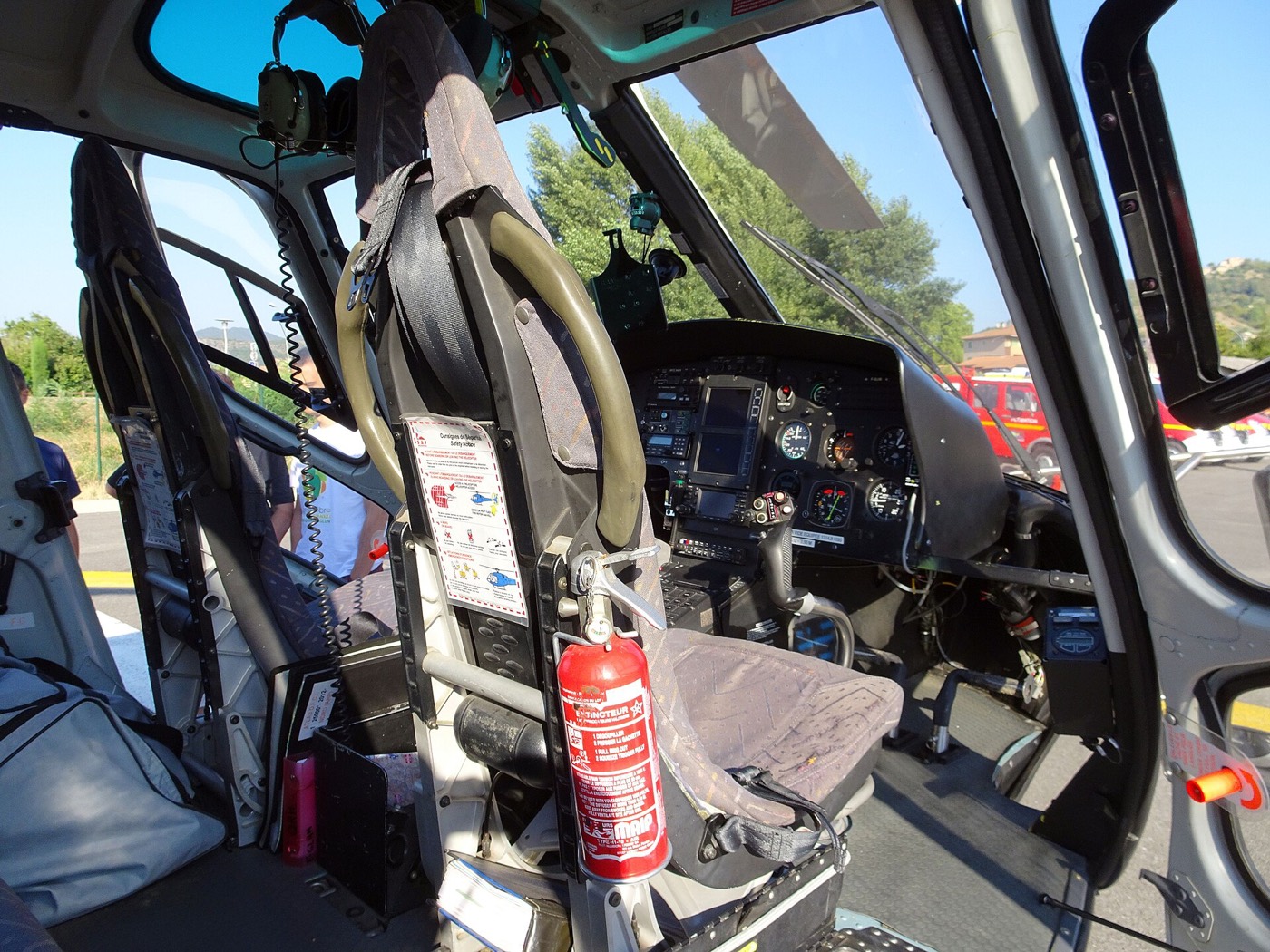 Airbus AS350 Ecureuil (AStar) — салон