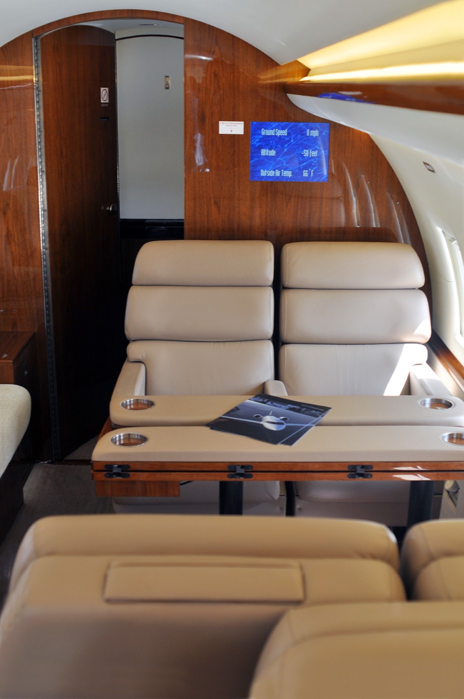 Bombardier Challenger 604 — салон