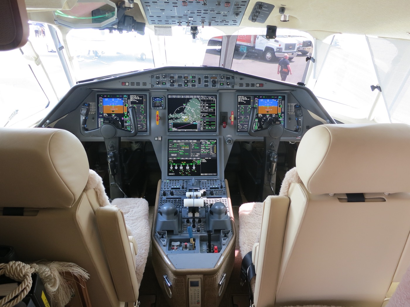 Dassault Falcon 2000 — салон