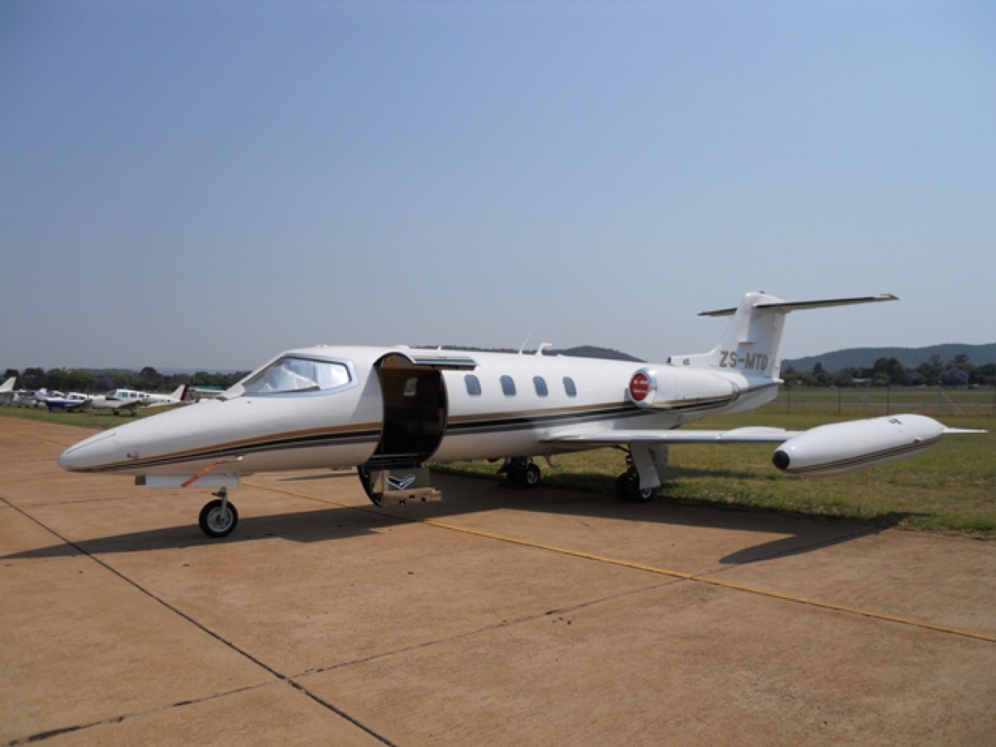 Learjet 25 — экстерьер