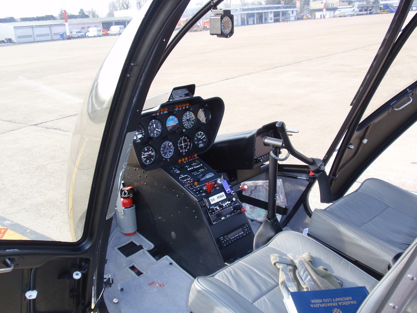 Robinson R44 — салон