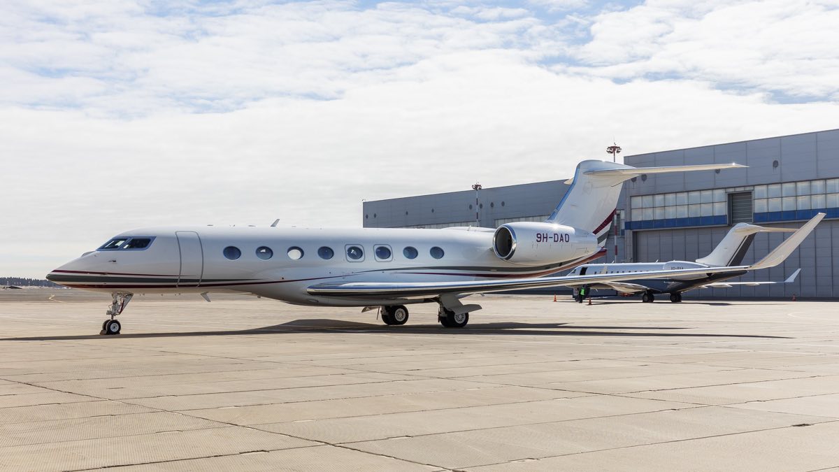 Gulfstream G650 в профиль, за ним второй бизнес-джет у ангара