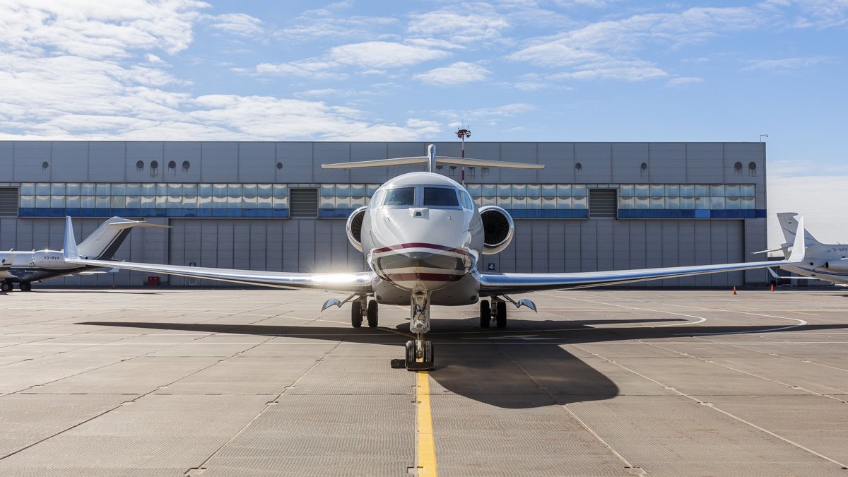 Gulfstream G650 строго в лоб на перроне, осевая линия ведёт к носовой стойке